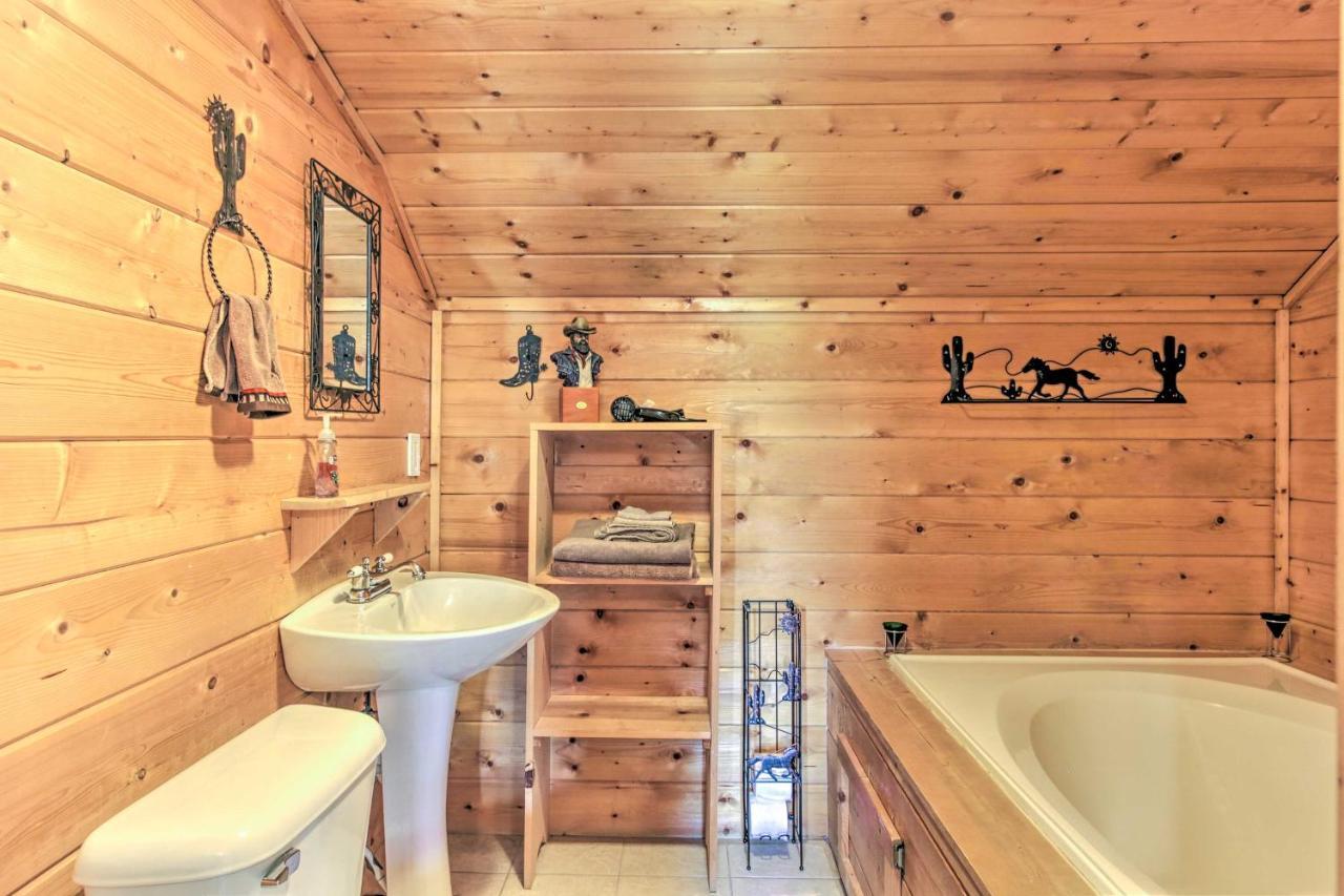 Cabin With Hot Tub And Deck About 12 Mi To Pigeon Forge! Sevierville Kültér fotó